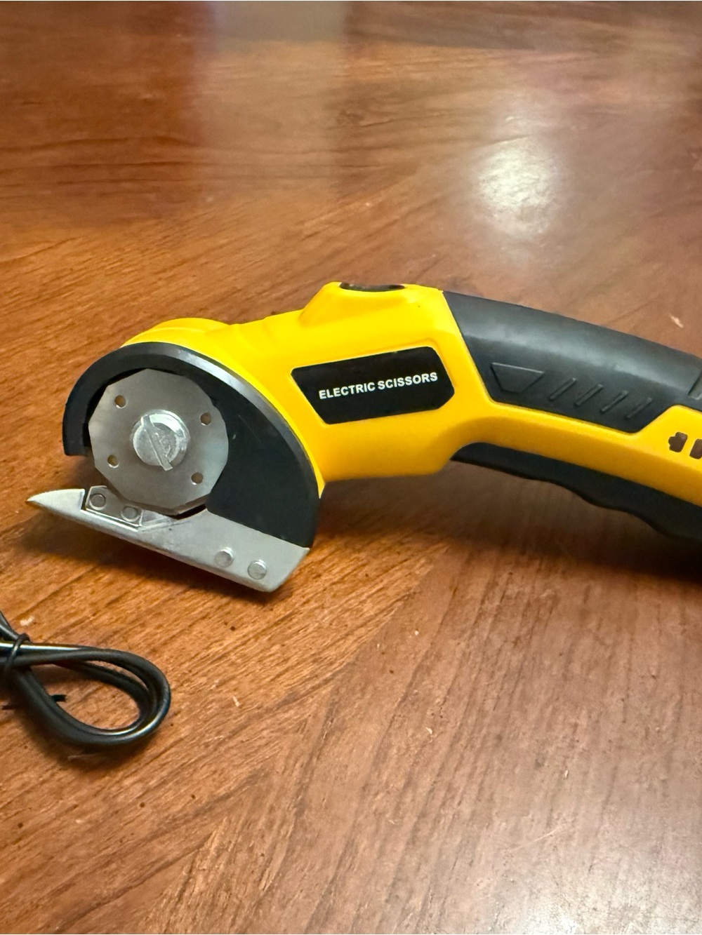 Electric Scissors Cutter in Yellow and Black